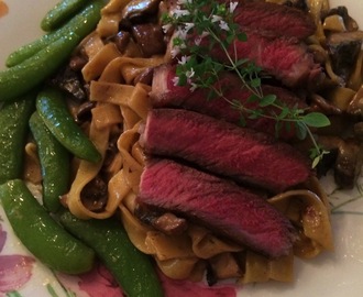 Entrecôte med aromasopp, pasta og blåmuggost