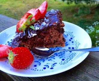 Saftig, mørk sjokoladekake med friske jordbær - enkel å lage - god å spise