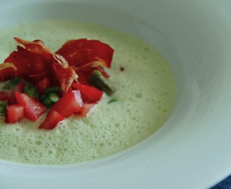 Aspargessuppe med ristet spekeskinke og tomat