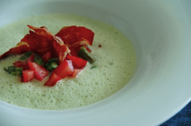 Aspargessuppe med ristet spekeskinke og tomat