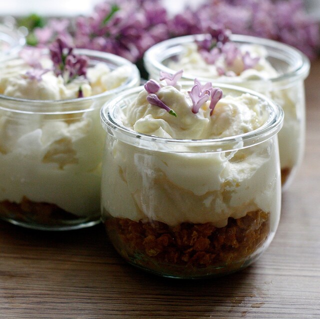 Små ostekaker med hvit sjokolade og spiselig blomsterpynt