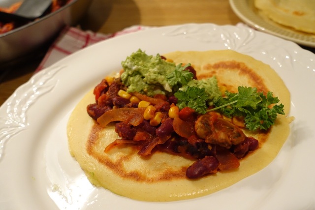 Pannekaker fylt med spicy bønnerøre og guacamole – vegetar