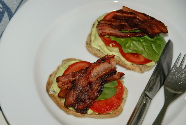 Crostini med avocado, tomat og bacon