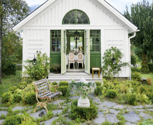 Frodig og romantisk hage i hvitt og grønt