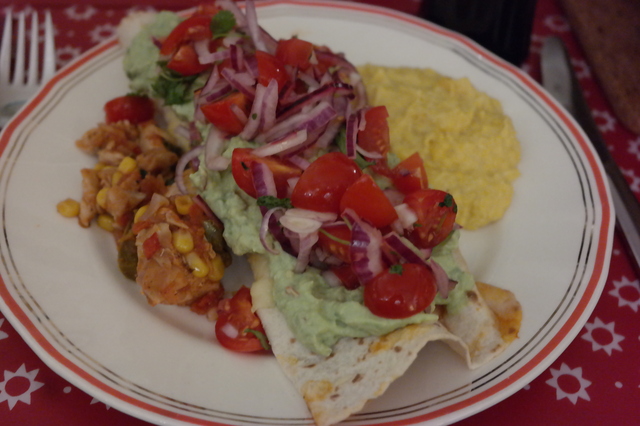 Enchiladas med kylling, guacamole, maiskrem og pico de gallo!