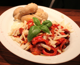 Choritzopølse, tomatsaus, paprika og parmesan.