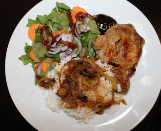 Middagstips: Kotelett med ris og salat, med pesto og BBQsauce