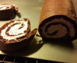 Lavkarbo sjokolade-rullekake med bringebærkrem