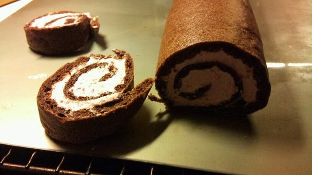 Lavkarbo sjokolade-rullekake med bringebærkrem