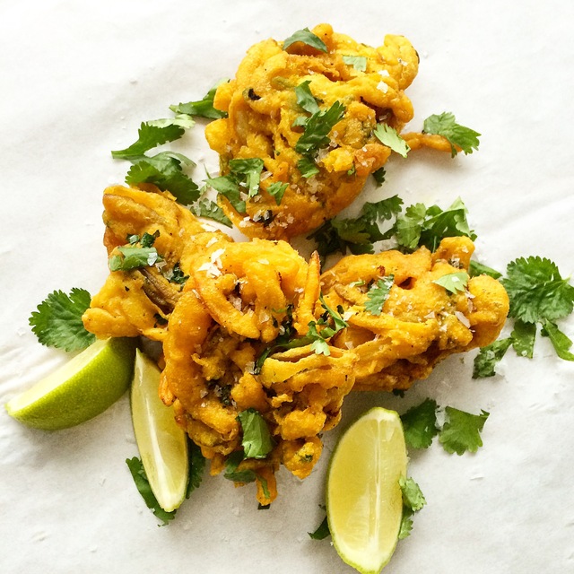 Løk Bhaji – frityrstekt løk med chili, hvitløk, koriander og ingefær