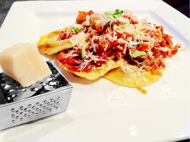 Steinsoppravioli med italiensk bacon og cherrytomater