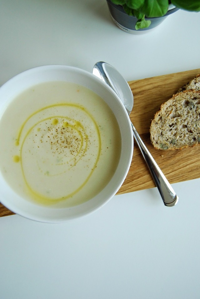 Høstsuppe: Blomkålsuppe med gresk yoghurt og parmesan