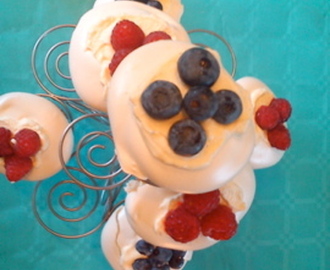 Cupcakes med pavlova og friske bær