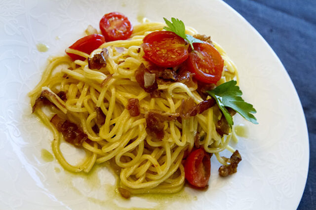 Spaghetti med salviesmør, hvitløk, bacon og småtomater