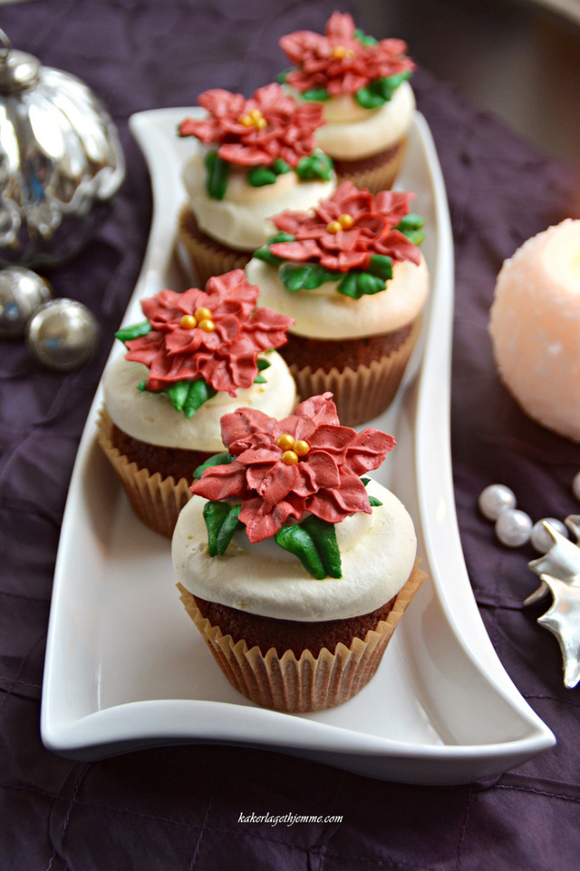 Sjokolade-appelsin cupcakes med julestjerne pynt