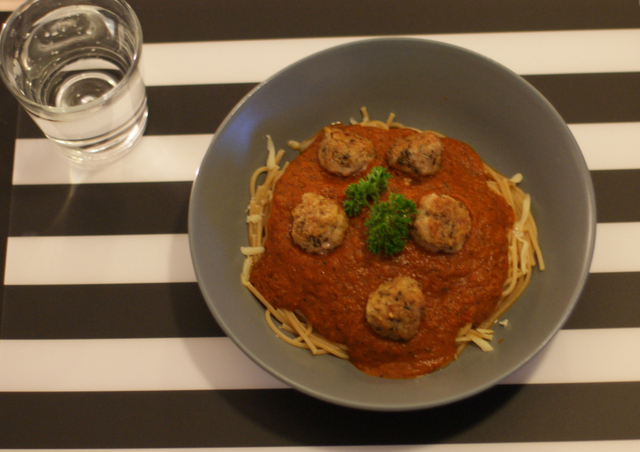 Oppskrift: Kjøttboller med tomatsaus og pasta