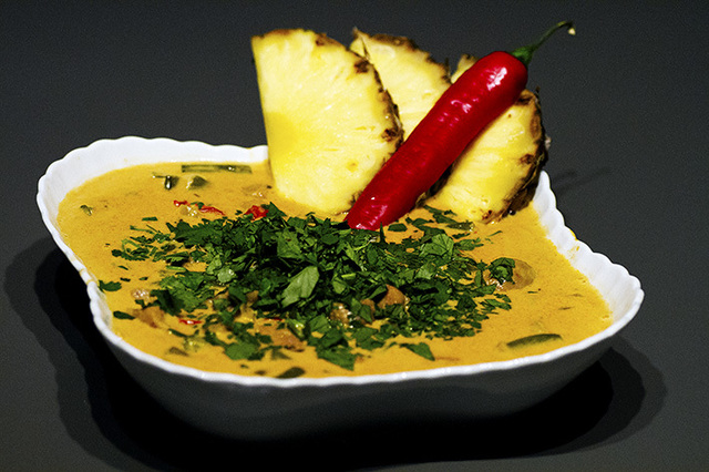Thai red curry med svinekjøtt og ananas