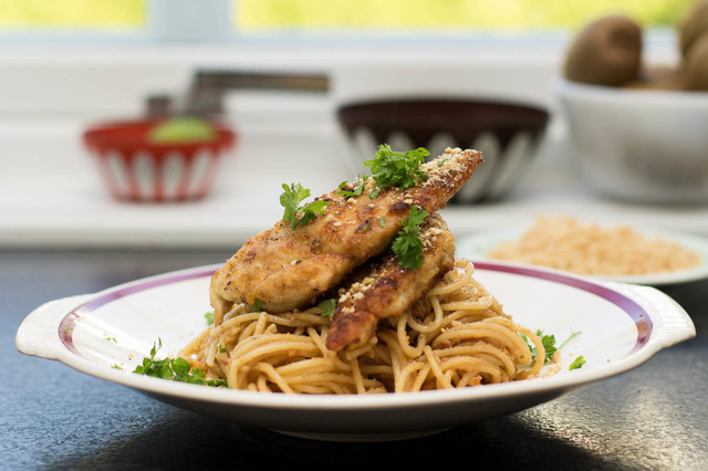 Spaghetti med peanøttsaus og sitronkylling