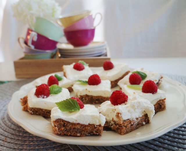 Sommerkake med mascarpone krem og bringebær (lavkarbo)