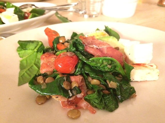 Salat med spinat, avocado og grønne linser