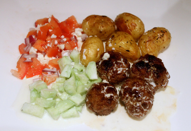 Greske kjøttboller med ovnsbakte poteter