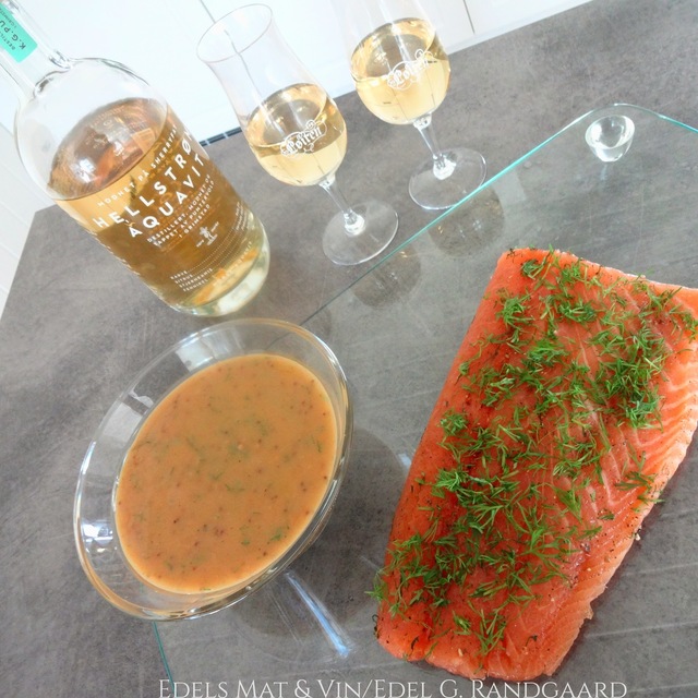 Akevittgravet laks med Hellstrøm Aquavit, servert med sennepsaus ♫♫ ♥