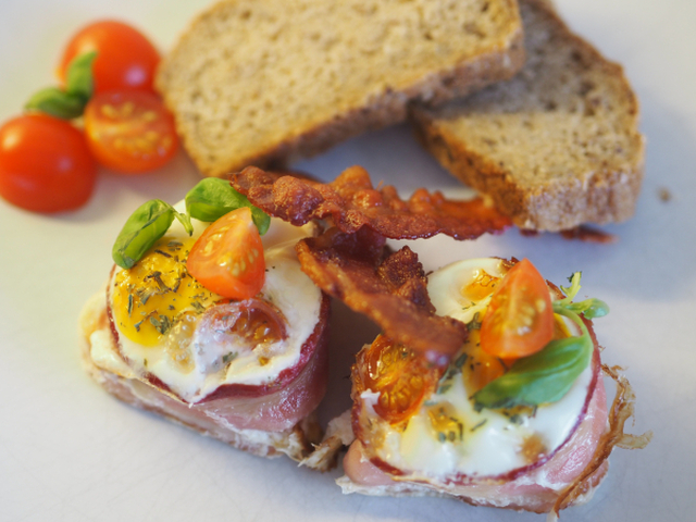 Egg " en cocotte" med bacon og basilikum - Super frokost/ lunch en søndag.