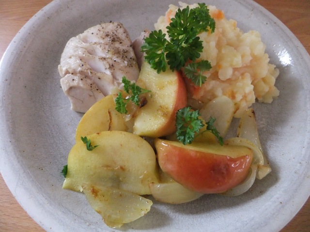 Stekt sei med rotfruktstappe, stekte epler og løk