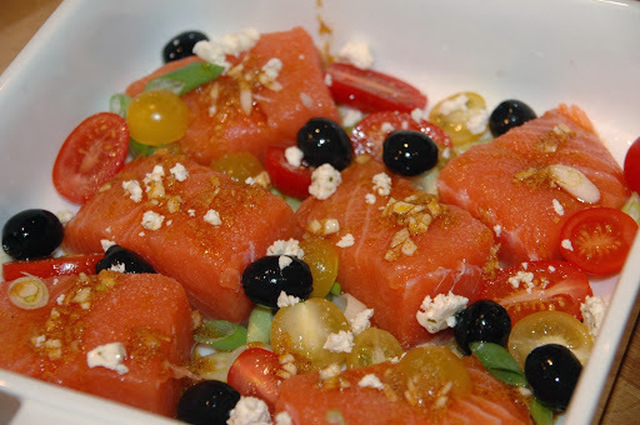 Middelhavslaks med tomater og oliven