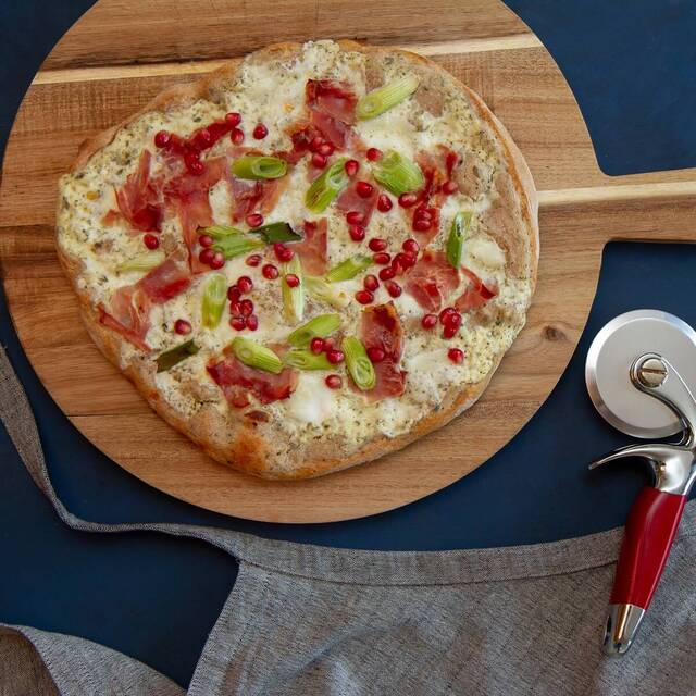 Hvit surdeigspizza med spekeskinke | Det glade kjøkken