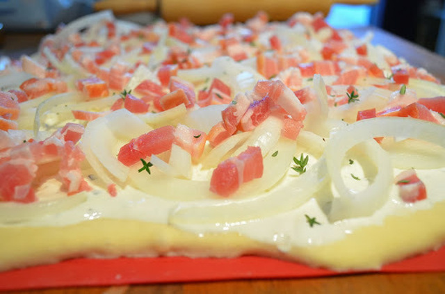 Fransk løkpizza (Elsässer Flammkuchen)