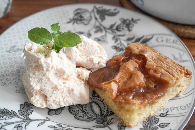 Blondies med caramel topping