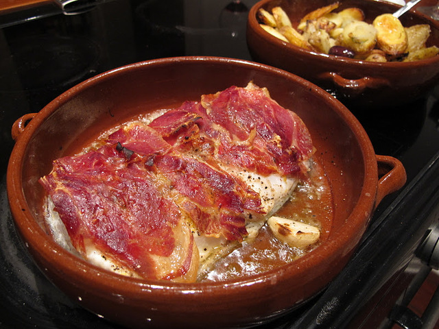 Torsk med spansk spekeskinke, ovnsbakte poteter med fennikel og sorte oliven + tomatsalat med bladpersille