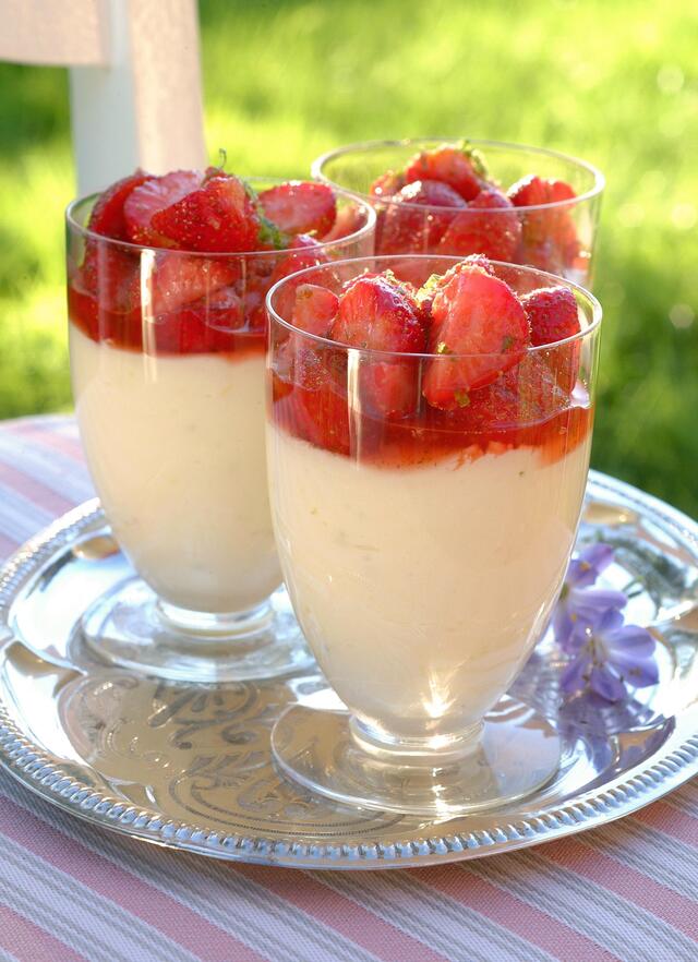 Dessert med basilikumjordbær