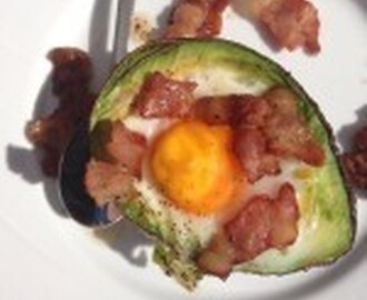 Ovnsstekt egg i avocado med bacon