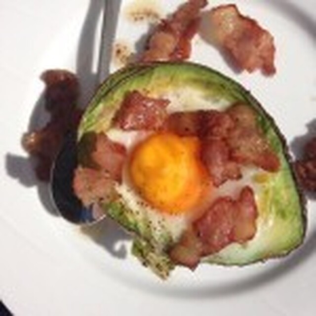 Ovnsstekt egg i avocado med bacon