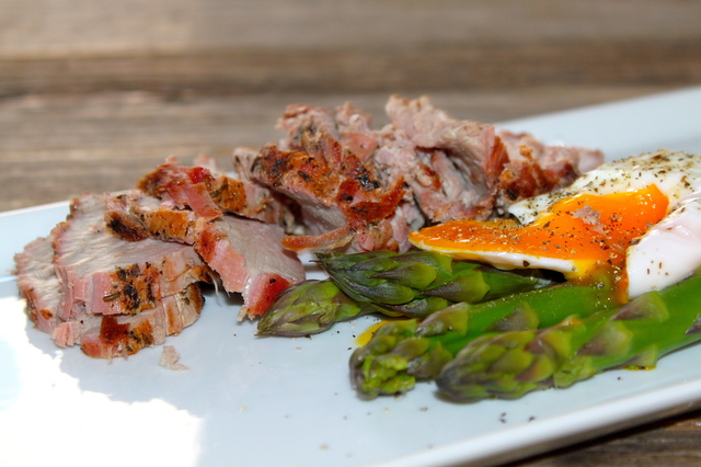 Grillet timianmarinert indrefilet av svin med asparges og posjert egg