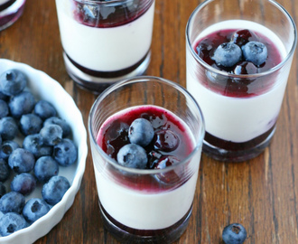 Sunn vanilje-panna cotta med blåbær