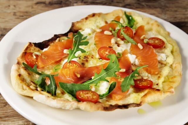 Minipizza ”Bianco” med røkt ørret i tykke skiver fra Lofoten