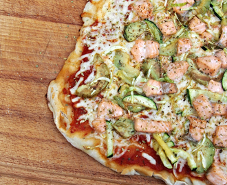 Saftig og sprø speltpizza med laks og grønt