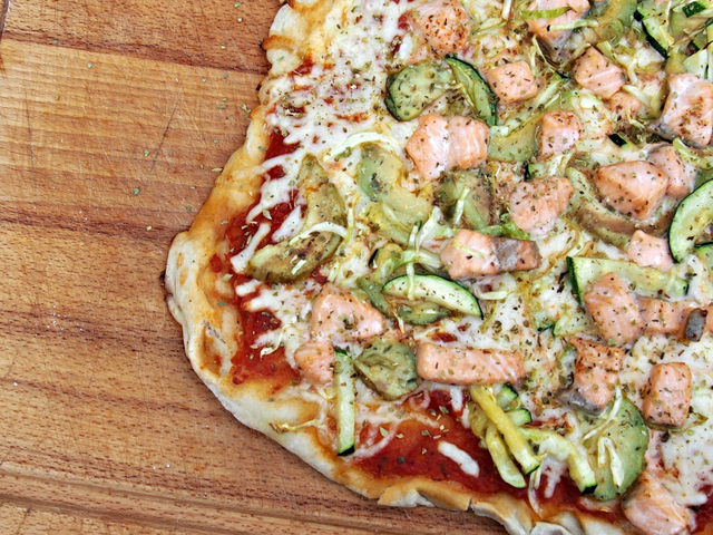 Saftig og sprø speltpizza med laks og grønt