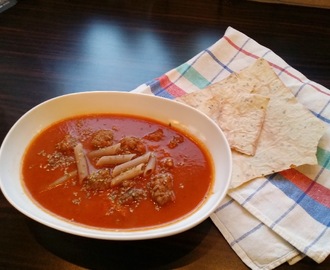 Tomatsuppe med pestoboller og flatbrød