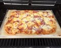 Hjemmelaget pizza med spekeskinke, Brie og honning