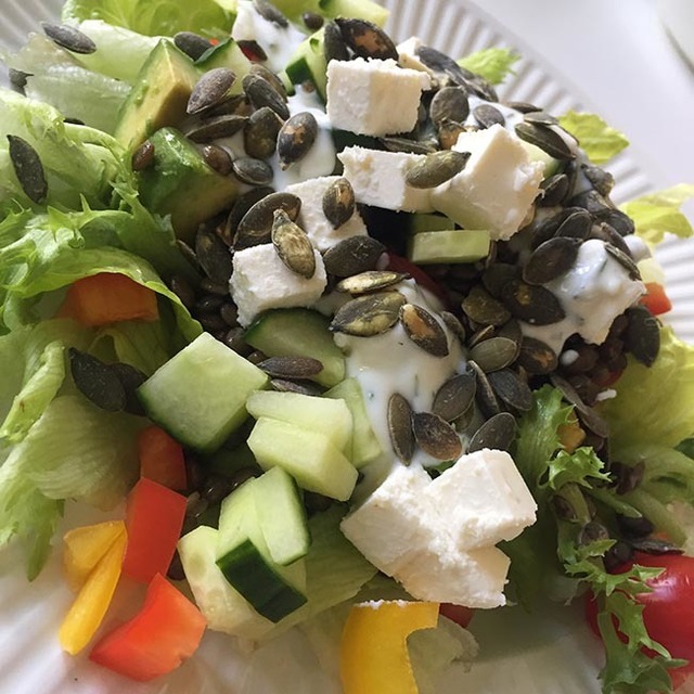 Salat med puy-linser, feta, avokado og yoghurtdressing