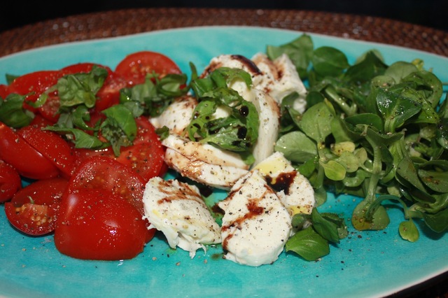 Tomat og mozzarella ost salat