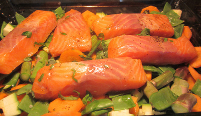 Ovnstekt laks med gulrøtter, asparges, sukkererter og squash :)