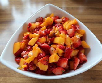 Jordbær- og mangosalat til spekemat