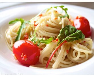 Spaghetti i olivenolje med chilli og hvitløk, servert med stekte perletomater og et dryss av ruccola