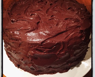 Høy, mørk og saftig sjokoladekake