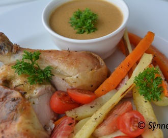 Helstekt kylling med urter, ovnsbakte rotgrønnsaker og himmelsk saus